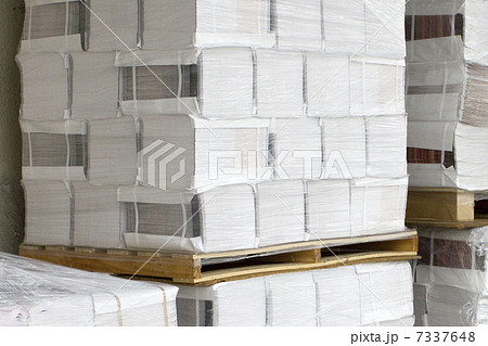 積まれた印刷済みのチラシ 積まれた印刷済みのチラシ 7337648