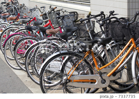 歩道の自転車の迷惑駐輪 歩道の自転車の迷惑駐輪 7337735