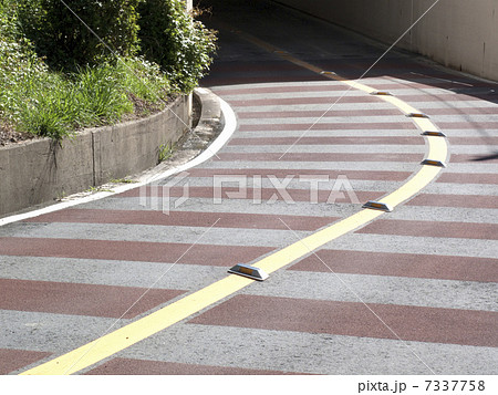 滑り止め加工を施した道路 7337758