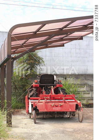 カーポートに停められた農機具 7337788