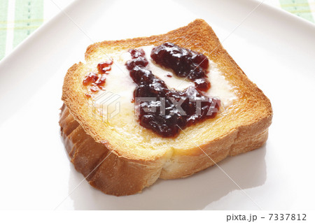 ジャムとバターをのせた厚切りトースト 7337812