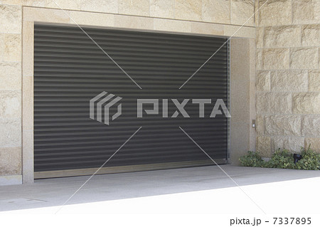 高級住宅のガレージのシャッター 7337895