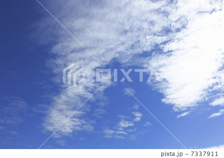 秋空にポッカリ浮いた白い雲 秋空にポッカリ浮いた白い雲 7337911