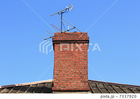 レンガ造りのチムニーのある家 7337920