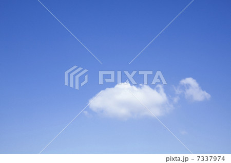 秋空にぽっかり浮いた白い雲 7337974