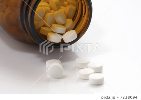 錠剤の入った薬ビン 7338094