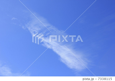 秋空にポッカリ浮いた白い雲 7338115