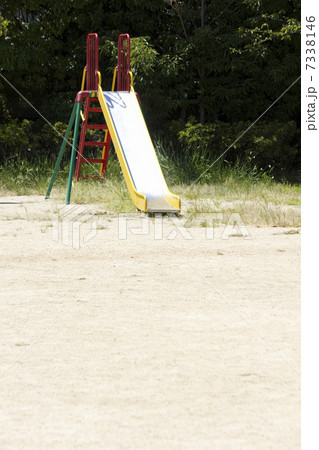 閑散とした児童公園のスベリ台 7338146