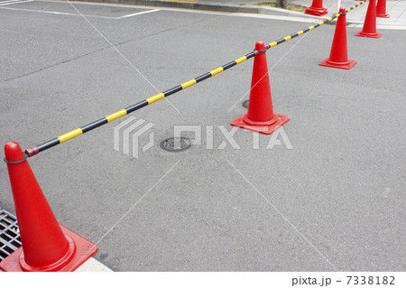 道路工事中の道路封鎖パイロンの写真素材