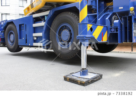 建設機械のバランス安定用のジャッキ 7338192