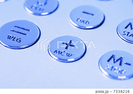 電卓のキーボードのアップ 7338216