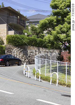 住宅街の坂道の急カーブ 7338339