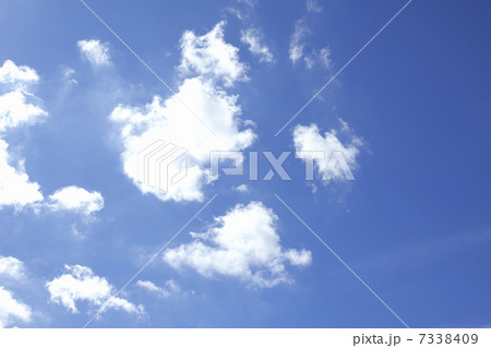 澄みきった秋空と白い雲 7338409