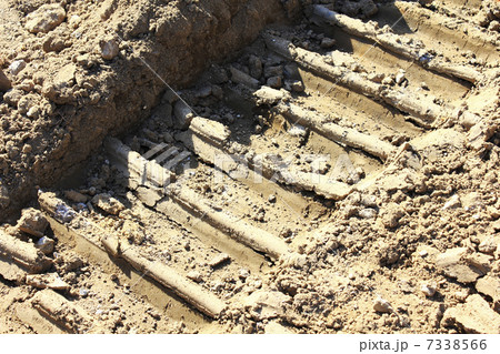 解体工事現場のキャタピラーの跡 解体工事現場のキャタピラーの跡 7338566