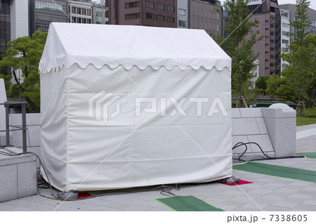 イベント用の白い仮設テント イベント用の白い仮設テント 7338605