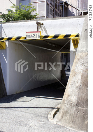 鉄道のガード下の道路 7338748