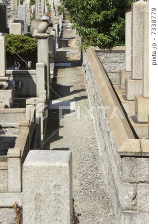 共同墓地の墓石 7338779