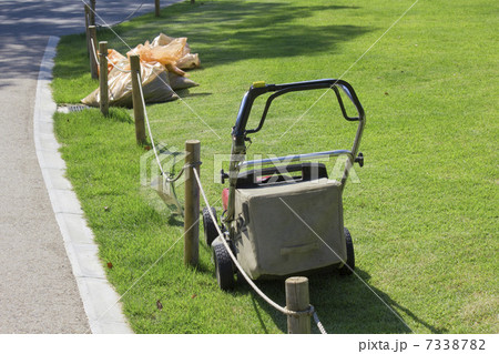 公園の芝生と芝刈り機 公園の芝生と芝刈り機 7338782