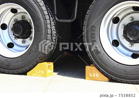 トラックの車輪の滑り止め 7338852