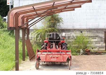 カーポートに停められた農機具 7338854