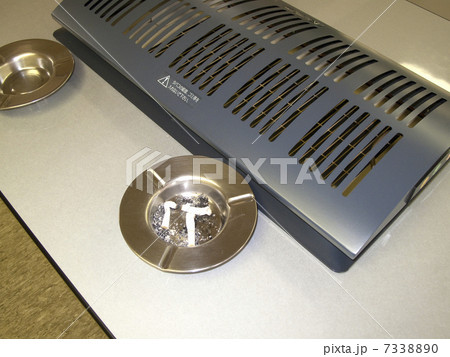 喫煙コーナーの吸煙器と灰皿 7338890
