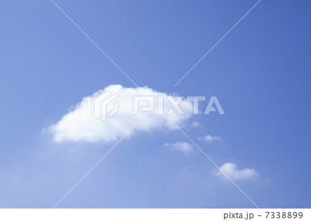 秋空にぽっかり浮いた白い雲 7338899