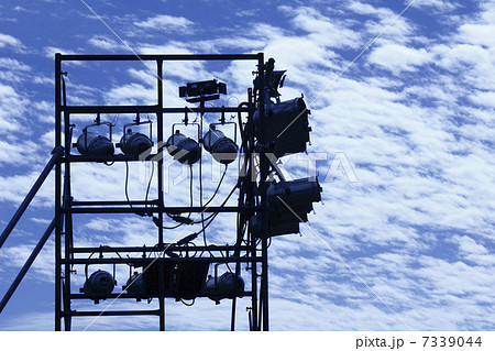 イベントの照明器具のシルエット 7339044