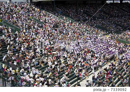 第92回夏の全国高校野球の甲子園球場の応援席と観客 7339092