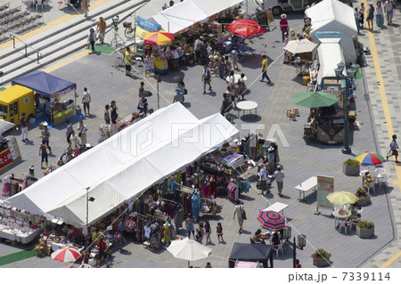 イベント用の白い仮設テント イベント用の白い仮設テント 7339114