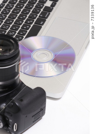 デジタルカメラとノートパソコン 7339136