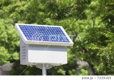 都会の街角に設置された太陽光発電パネル 都会の街角に設置された太陽光発電パネル 7339165