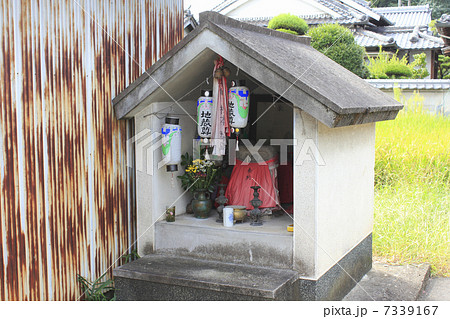 田舎の農道の傍らにある地蔵尊 7339167