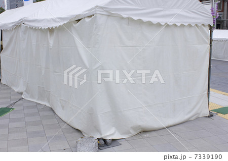 イベント用の白い仮設テント イベント用の白い仮設テント 7339190
