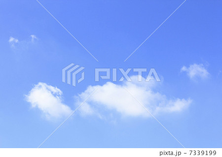青空にポッカリ浮いた白い雲 青空にポッカリ浮いた白い雲 7339199