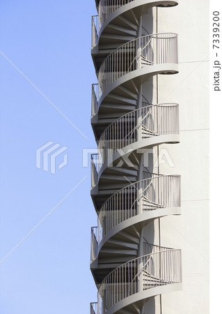 マンションの螺旋状の非常階段 7339200