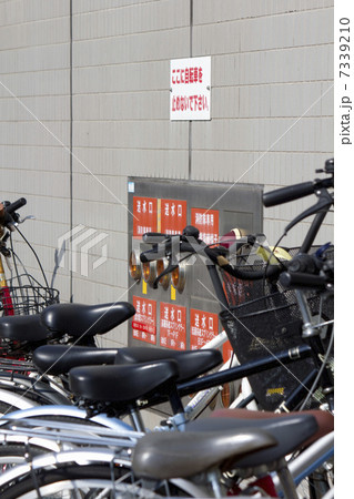 歩道の自転車の迷惑駐輪 7339210