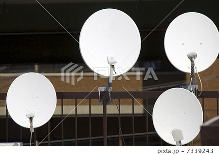 マンション屋上の衛星放送受信のパラボラアンテナ 7339243