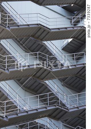 鉄骨製のビルの非常階段 7339287