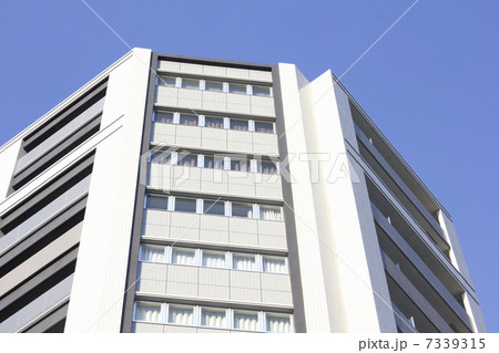 高層マンションと青空 7339315