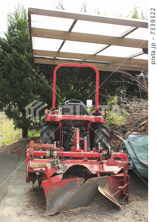 カーポートに停められた農機具 7339322