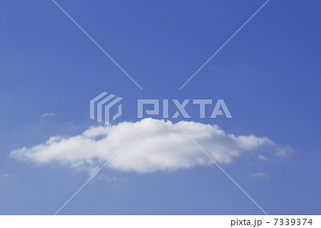 澄みきった秋空と白い雲 澄みきった秋空と白い雲 7339374