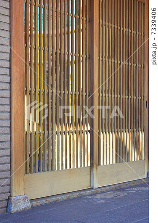 純和風家屋の玄関の格子戸の写真素材