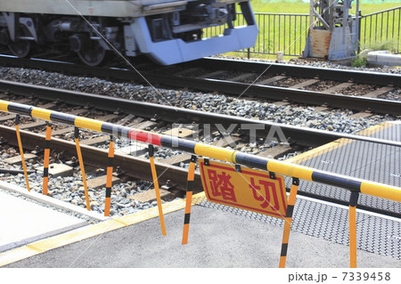 電車が通過する踏切と遮断機 電車が通過する踏切と遮断機 7339458