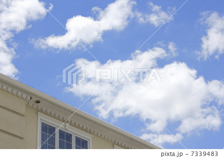 青空と白い雲と建物 7339483
