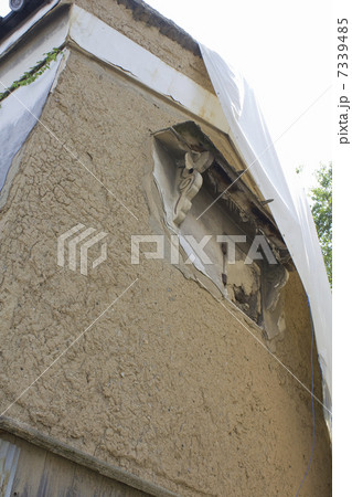 屋根の修理中の土蔵 屋根の修理中の土蔵 7339485