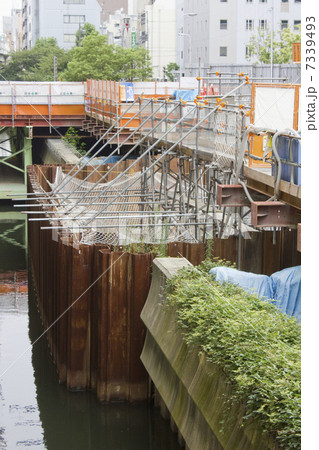 河川の護岸工事 7339493