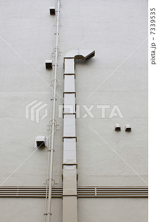 ビル外壁に設置された換気ダクトの写真素材