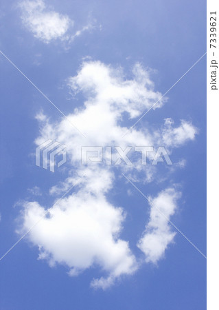 澄みきった秋空と白い雲 澄みきった秋空と白い雲 7339621
