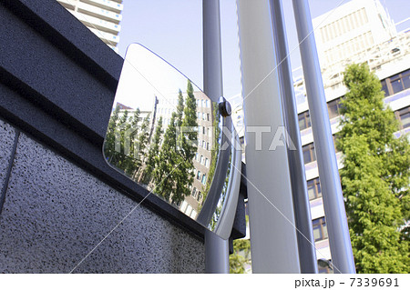 マンションの駐車場の出口に設置したカーブミラー 7339691