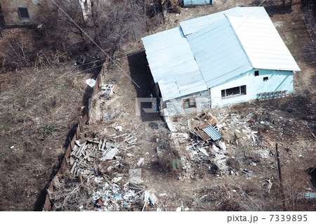 Building and rubbish 7339895